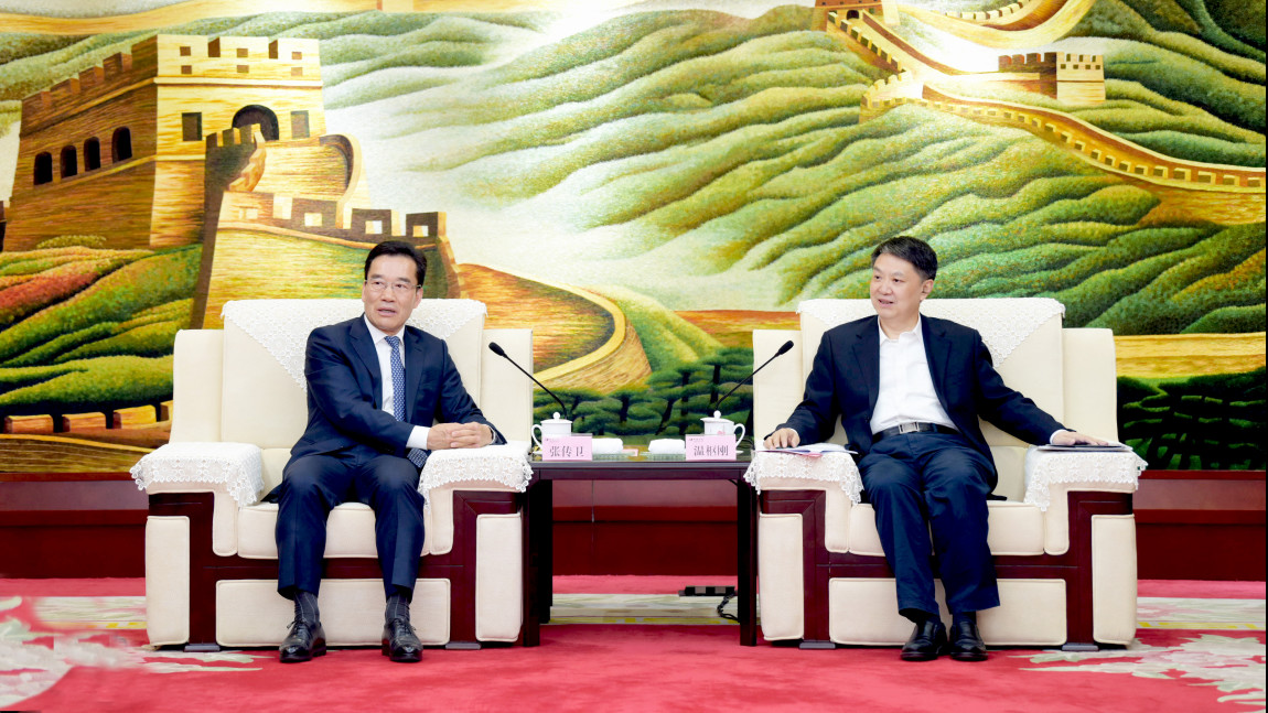 明陽智能董事長(zhǎng)張傳衛(wèi)與中國(guó)華電集團(tuán)董事長(zhǎng)溫樞剛在京會(huì)談1.jpg